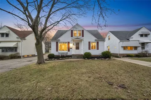 375 Beechwood Dr, Willowick, OH 44095