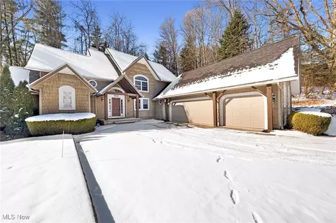 2300 Hampton Ledges Dr, Cuyahoga Falls, OH 44223