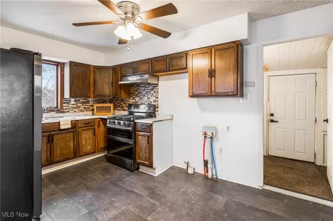 1024 W 54th St, Ashtabula, OH 44004 photo 2