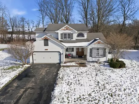 5315 Sycamore Hill Dr, New Middletown, OH 44442