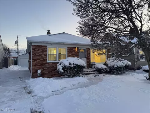 8321 Wainstead Dr, Parma, OH 44129