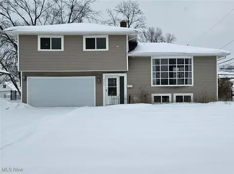 5949 White Pine Dr, Bedford Heights, OH 44146