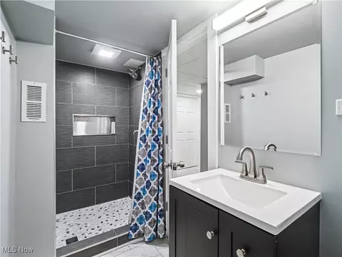 Bath - 3640 Hetzel Dr, Parma, OH 44134 photo 3 of 3