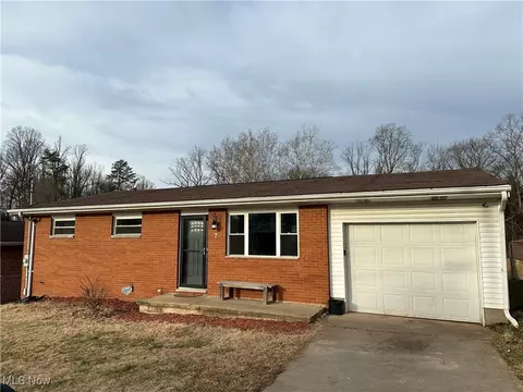 7 Fox Hill Ter, Parkersburg, WV 26104