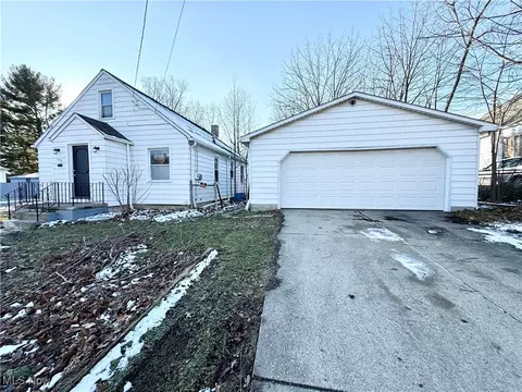 102 Rhoda Ave, Youngstown, OH 44509