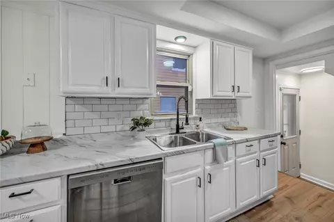 Kitchen - 4130 Wyncote Rd, South Euclid, OH 44121 photo 2 of 5
