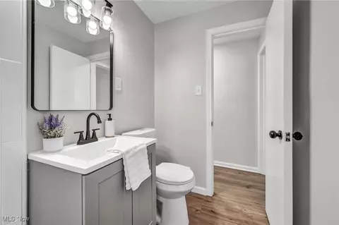 Bath - 4130 Wyncote Rd, South Euclid, OH 44121 photo 5 of 5