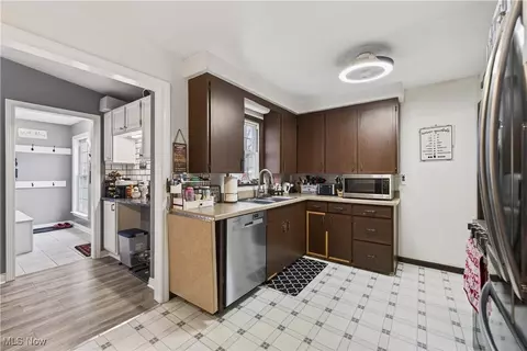 Kitchen - 29566 Shaker Dr, Wickliffe, OH 44092 photo 4 of 6