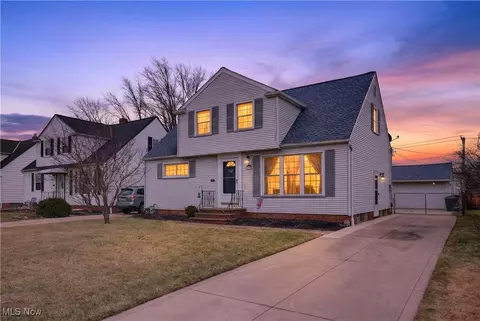 29566 Shaker Dr, Wickliffe, OH 44092