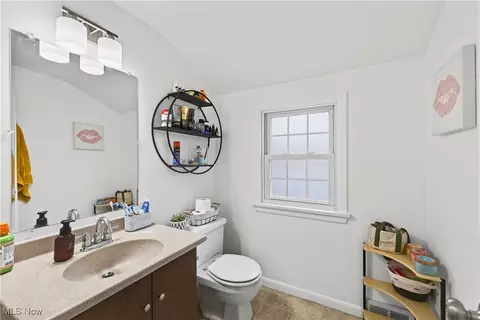 Bath - 29566 Shaker Dr, Wickliffe, OH 44092 photo 3 of 4