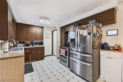 Kitchen - 29566 Shaker Dr, Wickliffe, OH 44092 photo 3 of 6