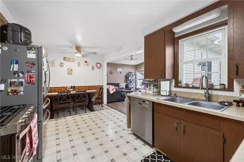 Kitchen - 29566 Shaker Dr, Wickliffe, OH 44092 photo 5 of 6