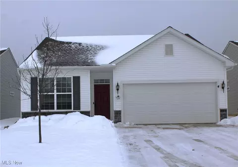 726 Cedar Crest Dr, Elyria, OH 44035