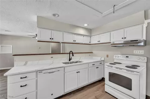Kitchen - 8564 Cedar Rd, Chesterland, OH 44026 photo 2 of 4