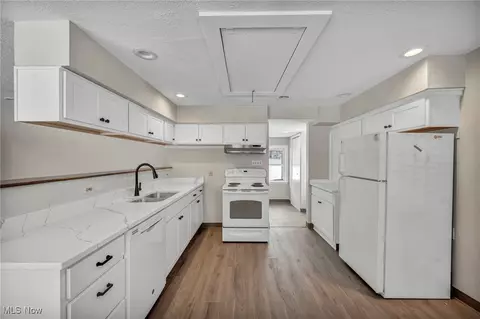 Kitchen - 8564 Cedar Rd, Chesterland, OH 44026 photo 1 of 4
