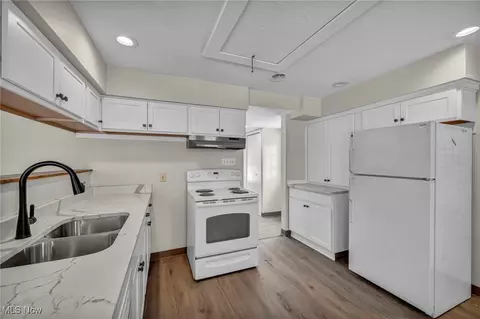 Kitchen - 8564 Cedar Rd, Chesterland, OH 44026 photo 3 of 4