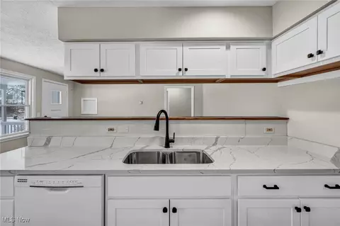 Kitchen - 8564 Cedar Rd, Chesterland, OH 44026 photo 4 of 4