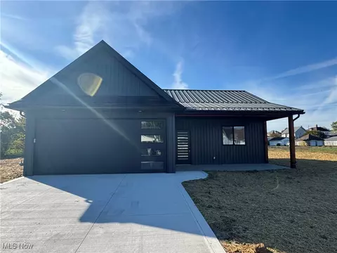 597 S 12th St, Coshocton, OH 43812