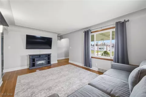 Living - 536 Creed St, Struthers, OH 44471 photo 1 of 2