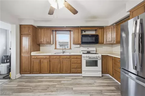 Kitchen - 536 Creed St, Struthers, OH 44471 photo 2 of 2
