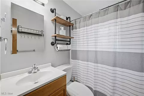 Bath - 536 Creed St, Struthers, OH 44471 photo 1 of 1