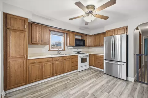 Kitchen - 536 Creed St, Struthers, OH 44471 photo 1 of 2