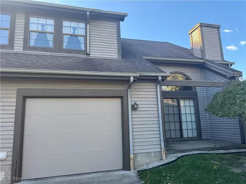 3811 Northwoods Ct NE #4, Warren, OH 44483