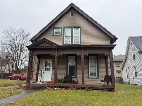 843 Chestnut St, Coshocton, OH 43812