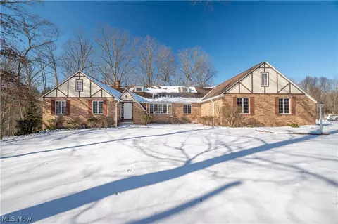 2998 Whispering Pines Dr, Canfield, OH 44406