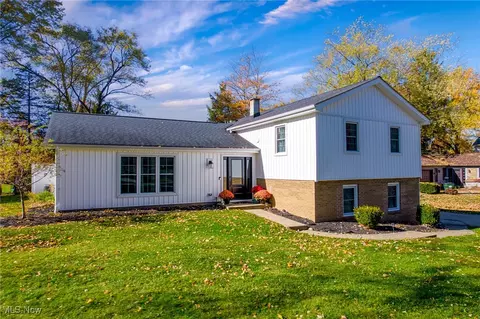 830 S Parkview Dr, Aurora, OH 44202