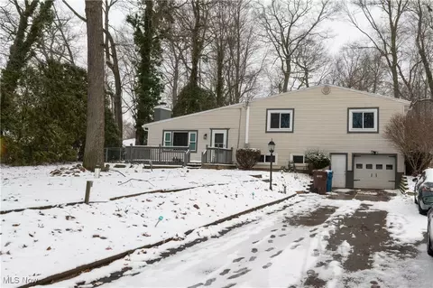 427 Catalina Dr, New Franklin, OH 44319