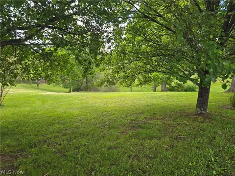 Meadow Lane Circle, Parkersburg, WV 26101