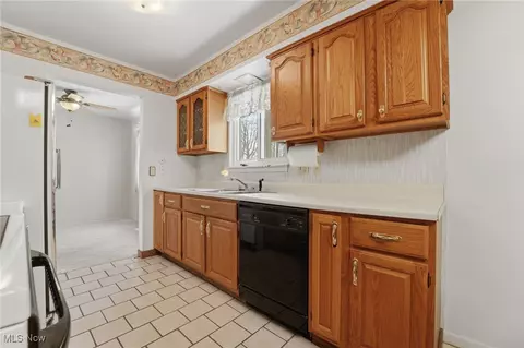 Kitchen - 8096 Munson Rd, Mentor, OH 44060 photo 2 of 3