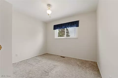 Bedroom - 8096 Munson Rd, Mentor, OH 44060 photo 5 of 8