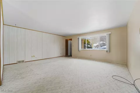 Living - 8096 Munson Rd, Mentor, OH 44060 photo 3 of 4