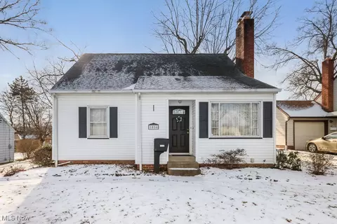 1016 Roseland Rd, Alliance, OH 44601