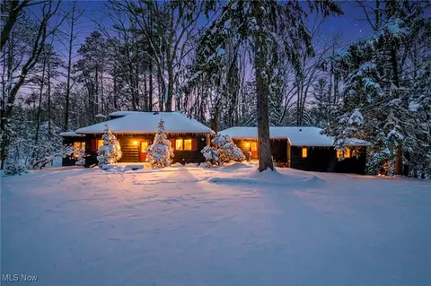 95 Park Ln, Moreland Hills, OH 44022