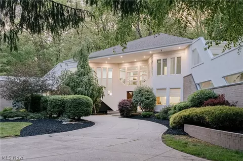 25 River Mountain Dr, Moreland Hills, OH 44022