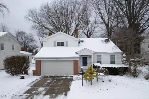 328 Plymouth Dr, Bay Village, OH 44140