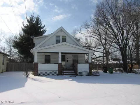 824 E 207 St, Euclid, OH 44117