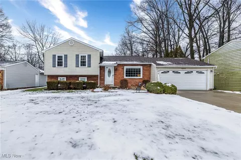 26948 Southwood Ln, Olmsted Twp, OH 44138