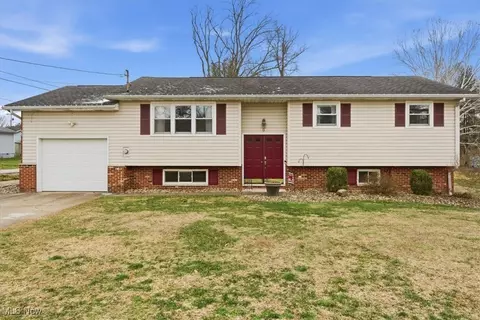 9 Oakbrook Ln, Mineral Wells, WV 26150