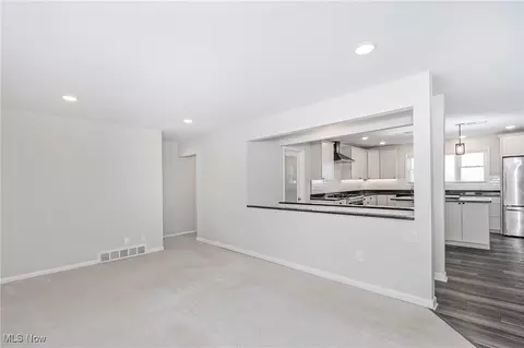 16008 Button St, Middlefield, OH 44062 photo 6