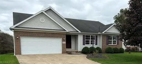 4662 Helmsworth Dr NE, Canton, OH 44714