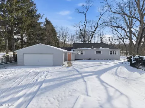 9800 Gleeson Dr, Valley View, OH 44125