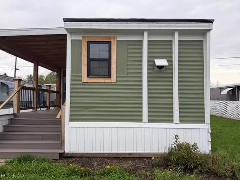 81 Helen St, Barberton, OH 44203