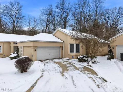 1340 Village Dr, Akron, OH 44313