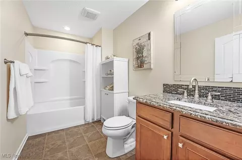 Bath - 5145 Cardinal Ct, Lorain, OH 44053 photo 2 of 3