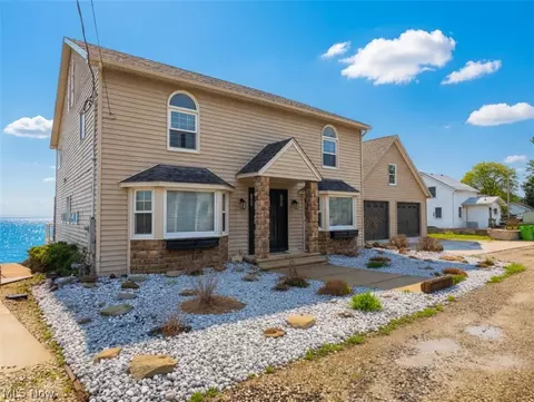 7 Ninevah Beach Dr, Ashtabula, OH 44004
