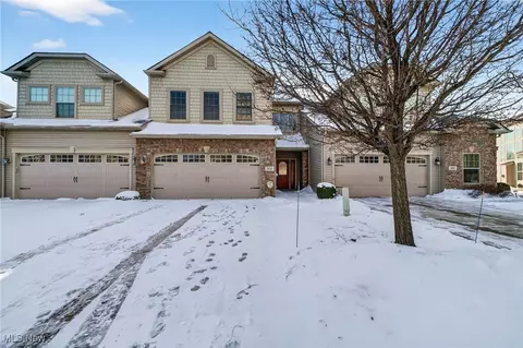 300 Lakewick Ln, Willowick, OH 44095
